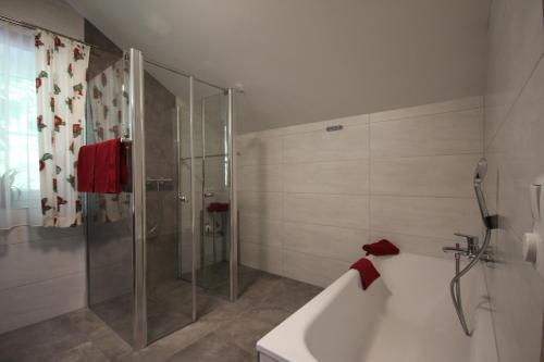 Bilik mandi di Ferienwohnung Schlossmayr