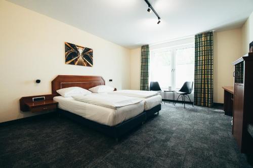 Postel nebo postele na pokoji v ubytování Maifeld Sport- und Tagungshotel