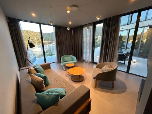 un salon avec un canapé, des chaises et une table dans l'établissement Villa Bonaca, à Korčula