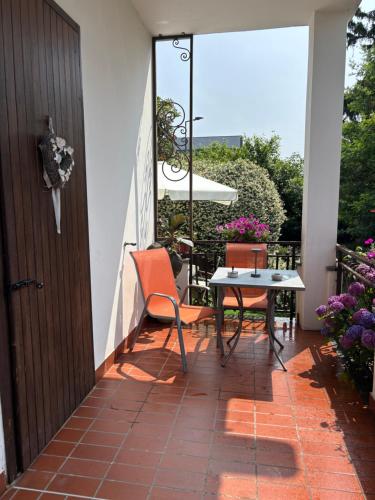 a patio with a table and chairs on a balcony at B&B IL TULIPANO in Como