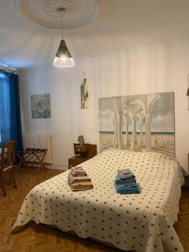 a bedroom with a bed with towels on it at Chez Lisoune Gite de charme sur terrasse et cour in Laragne