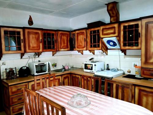 Η κουζίνα ή μικρή κουζίνα στο ANN FIELD BUNGALOW Home Stay
