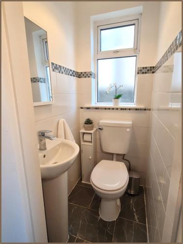 Bilik mandi di Double & Single Room Options in Quiet, Relaxing Home in Frankfield
