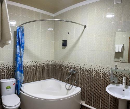 Un baño de MASSAGET HOTEL