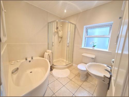 Koupelna v ubytování Double & Single Room Options in Quiet, Relaxing Home in Frankfield