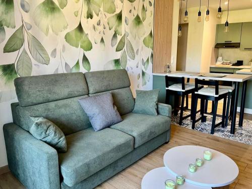 un salon avec un canapé et une cuisine dans l'établissement En sol'eau -Appartement à 50 m de la plage, à Courseulles-sur-Mer