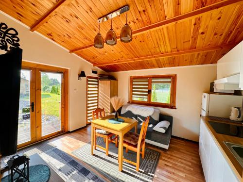 una sala de estar con una cama y una mesa en LandsBy Apartments, en Ostrów Warcki