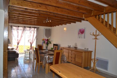 un salon avec une table et une salle à manger dans l'établissement Appartement 2 chambres proche de la plage, à Royan