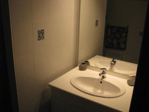 une salle de bain avec deux lavabos et un miroir dans l'établissement Appartement 2 chambres proche de la plage, à Royan