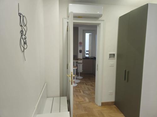 an open door to a room with a hallway at BEI SOGNI LUXURY in centro, con parcheggio in convenzione in Cosenza