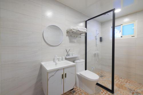 un bagno con un water, un lavandino e uno specchio di Rice B&B a Chishang