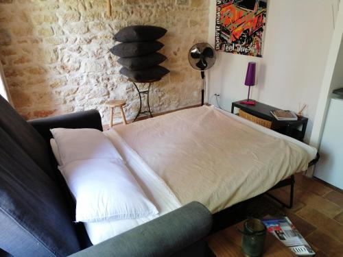 une chambre avec un lit avec une pile d'oreillers dans l'établissement studio au sein d'un mas en Camargue, à Vauvert