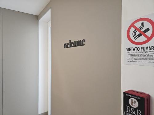 a sign on the wall of a room with a no smoking sign at BEI SOGNI LUXURY in centro, con parcheggio in convenzione in Cosenza