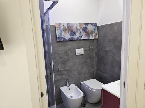 a bathroom with a toilet and a sink at BEI SOGNI LUXURY in centro, con parcheggio in convenzione in Cosenza