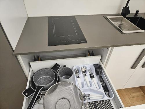 a kitchen with a stove with a pot on it at BEI SOGNI LUXURY in centro, con parcheggio in convenzione in Cosenza