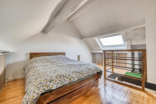 a bedroom with a bed and a window at Maison de ville cosy Disney in Chessy