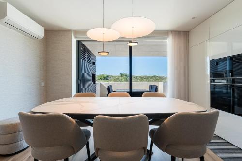 a dining room with a table and chairs at GuestReady - A charming place in a private condo in Apúlia