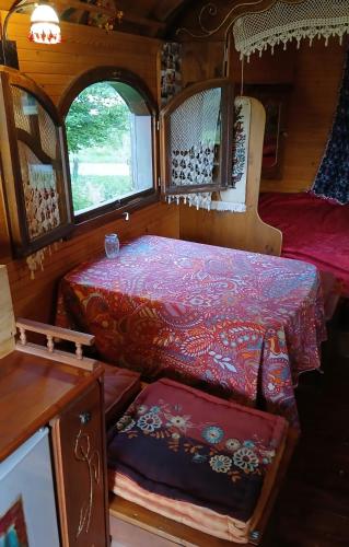 un lit à l'arrière d'un véhicule dans l'établissement Roulotte, à La Chapelle-de-Bragny