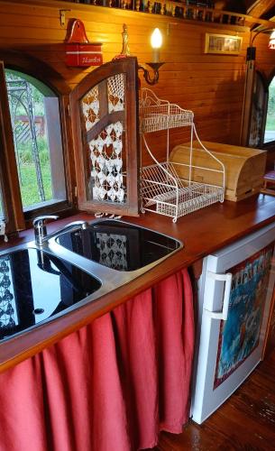 eine Küche mit Spüle und Arbeitsplatte in der Unterkunft Roulotte in La Chapelle-de-Bragny