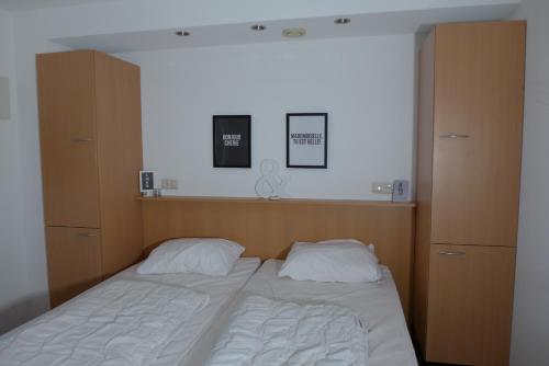 ホルムにあるAmelander Kaap 101のベッドルーム1室(大型ベッド1台、木製キャビネット付)