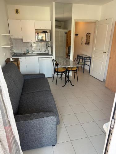 un salon avec un canapé et une table dans l'établissement Studio menton, à Menton