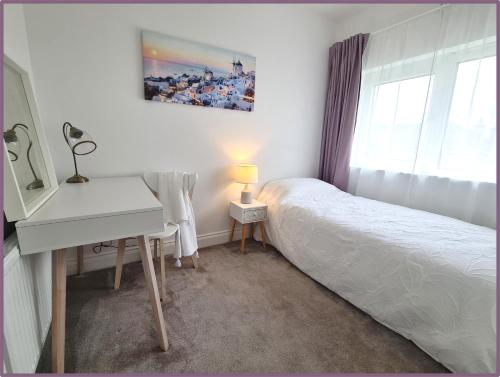 Postel nebo postele na pokoji v ubytování Double & Single Room Options in Quiet, Relaxing Home in Frankfield