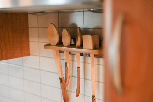 un groupe de couteaux sur une étagère dans une cuisine dans l'établissement BALA Resort Apartman, à Siófok