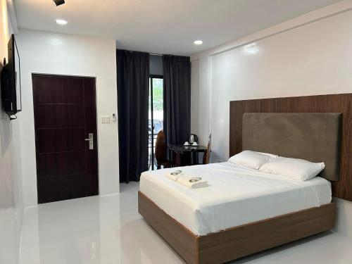 a bedroom with a large bed and a television at Casa de Apolinar Resort in Carrascal