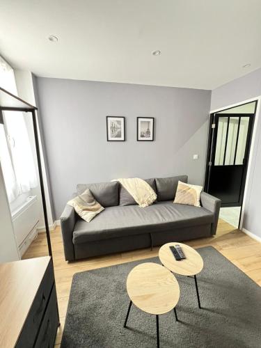 un salon avec un canapé et une table dans l'établissement Monaco for 2 peoples, à Montargis