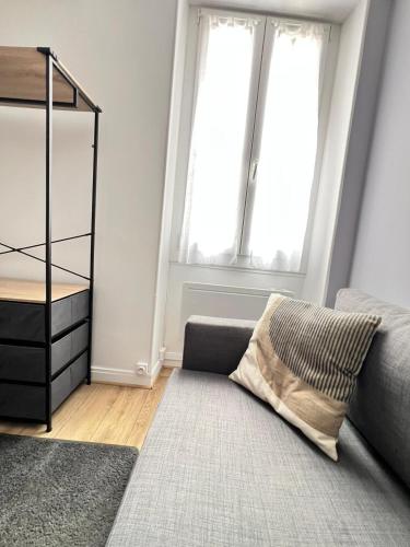 un salon avec un canapé et deux fenêtres dans l'établissement Monaco for 2 peoples, à Montargis