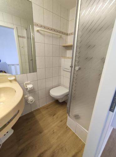 Ένα μπάνιο στο 2-Zimmer Wohnung, Pools, Sauna und Balkon