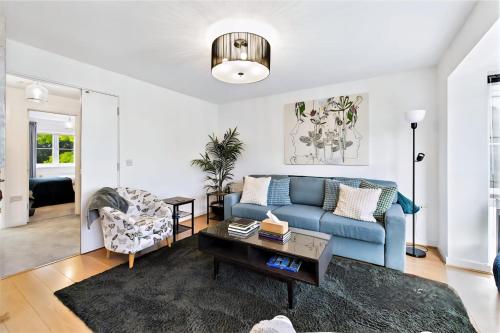 Posezení v ubytování 3 bed modern townhouse with self check in, sleeps 6, 35mins direct train to London Waterloo, zone 6