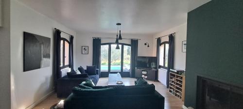 un salon avec un canapé et une cheminée dans l'établissement Vue imprenable sur les oliviers!, à Langlade