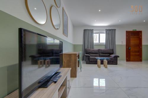 Televisyen dan/atau pusat hiburan di The Suite Stay - Just off the Promenade & Beach !