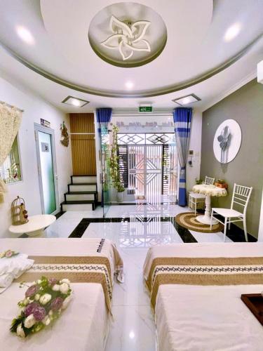 a hotel room with two beds in a room at Hoàng Nga Apartment Phan Thiết in Phan Thiet