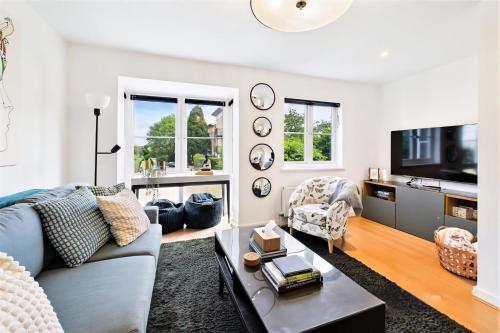 TV a/nebo společenská místnost v ubytování 3 bed modern townhouse with self check in, sleeps 6, 35mins direct train to London Waterloo, zone 6