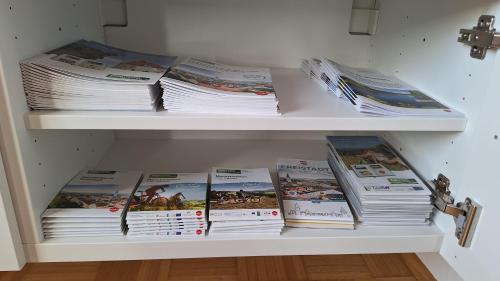 a book shelf filled with lots of books at Köpplmühle Apartment in Freistadt