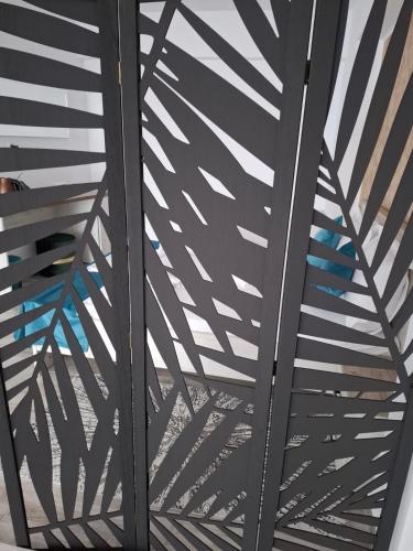 a metal wall with a patterned ceiling at RUXO Hotel in Mamaia Nord