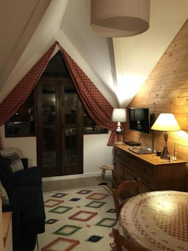 une pièce avec un bureau avec un ordinateur et une chaise dans l'établissement vue du Lac, aux Angles