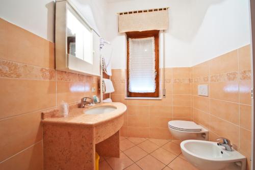 a bathroom with a sink and a toilet at Haidi House in Agerola