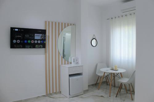 Televisyen dan/atau pusat hiburan di Guest House Adi Hoxha