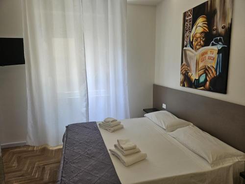 a bedroom with a bed with two towels on it at BEI SOGNI LUXURY in centro, con parcheggio in convenzione in Cosenza