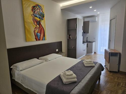 a bedroom with a large bed with two towels on it at BEI SOGNI LUXURY in centro, con parcheggio in convenzione in Cosenza