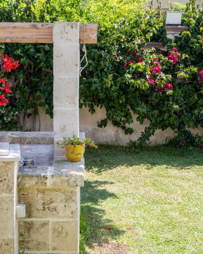 Zahrada ubytování VILLA LEONARDO SAN FOCA - Room, Pool & Restaurant