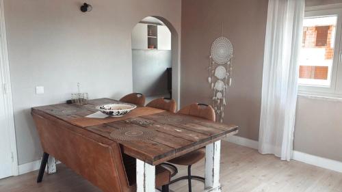 een houten tafel in een eetkamer met stoelen bij Cegonha Villa powered by Cegonha Resort- Private swimming pool & air con in Albufeira