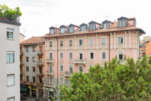 INGEGNOLI1 Bright top floor apartment by Hospity