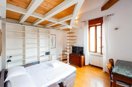 INGEGNOLI1 Bright top floor apartment by Hospity