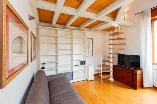 INGEGNOLI1 Bright top floor apartment by Hospity