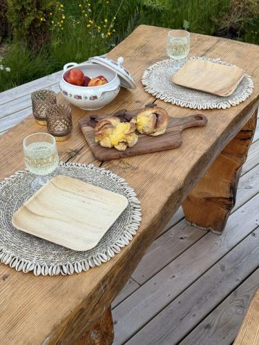 Idyllisk overnatting i dome ved sandstrand