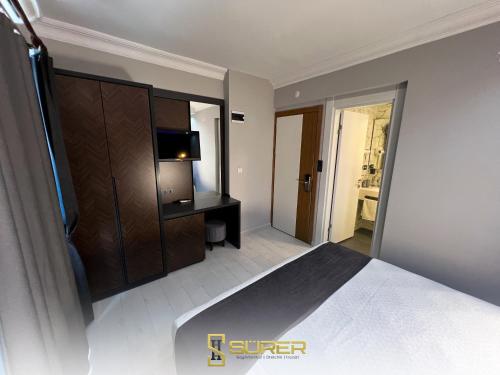 Postel nebo postele na pokoji v ubytování Sürer Otel